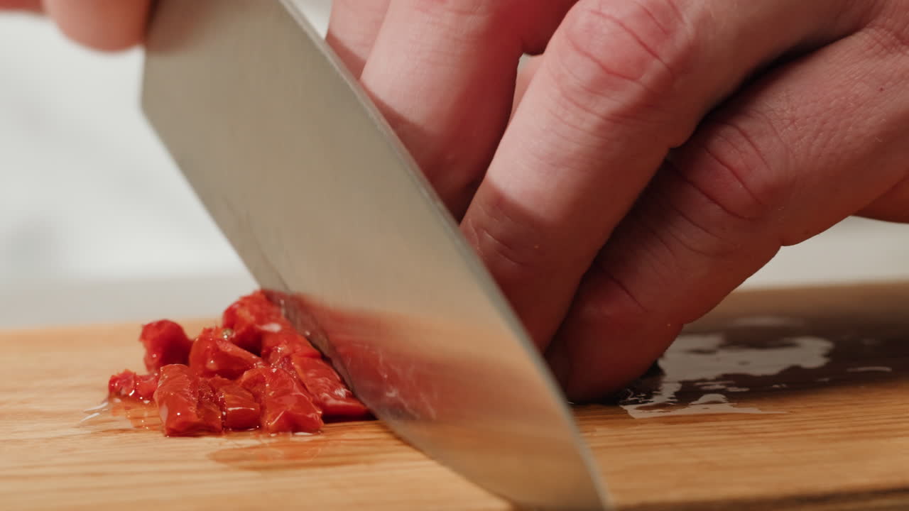 шеф-повар режет красные перцы