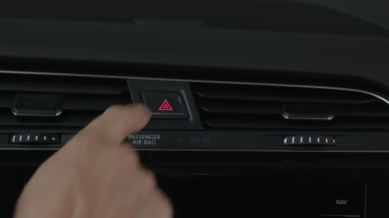 자동차의 비상 정지 버튼을 눌러 4방향 깜박이는 표시등을 켭니다.