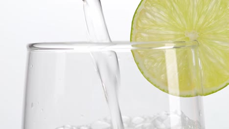 agua refrescante con cal