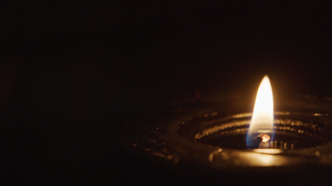 Primi piani di candele nere che bruciano su uno sfondo nero. Concetti di Voodoo o Spiritualità.
