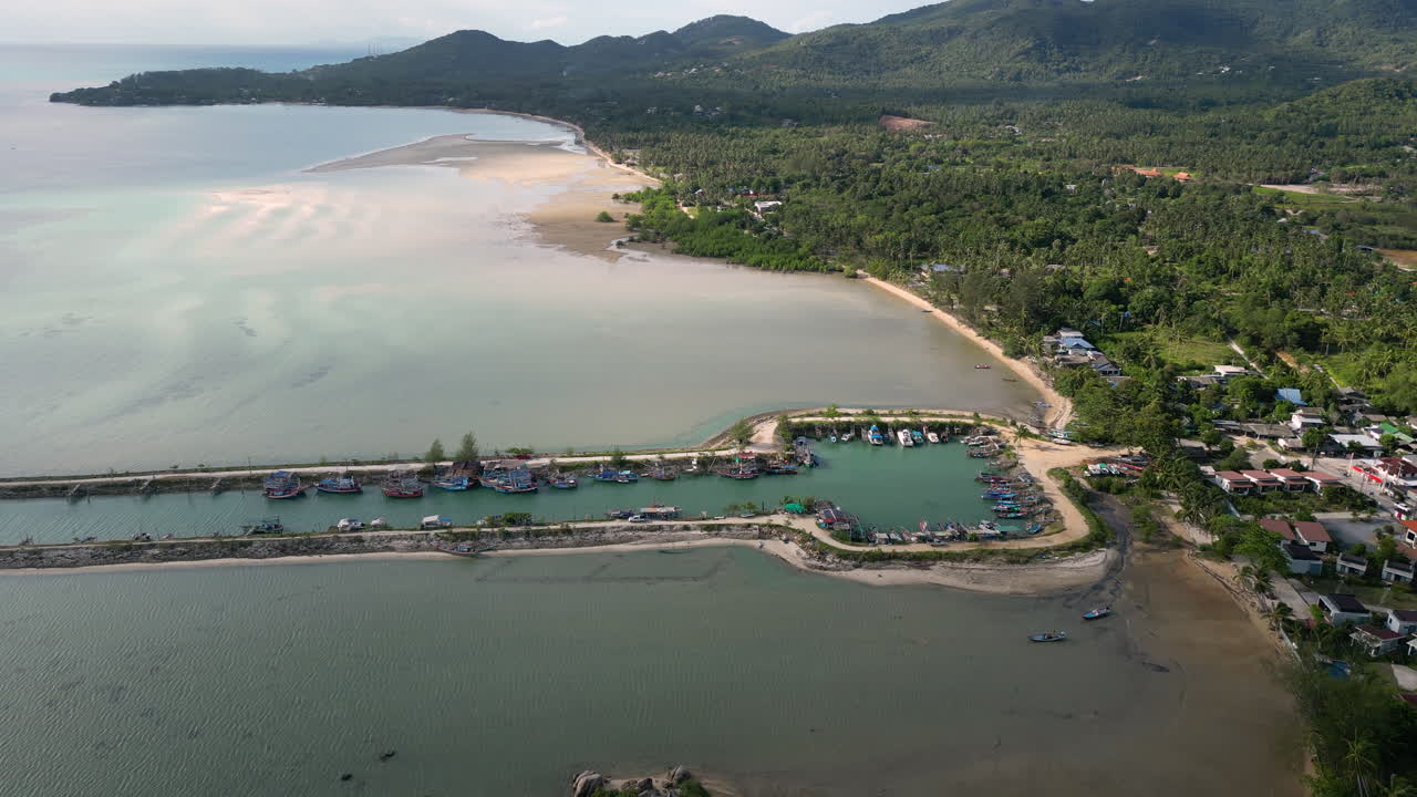 vistas aéreas de 4k sobre la marina de wok tum y el punto de vista del canal en koh phangan, surat thani, tailandia