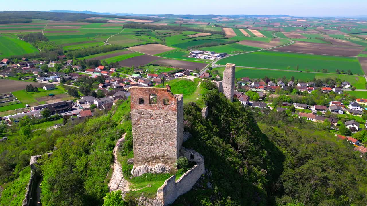 vista aérea de las ruinas del castillo staatz con vistas a las aldeas rurales en weinviertel, austria
