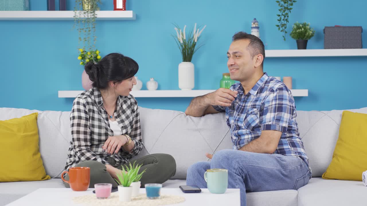 부부가 집에서 재미있는 게임을 하고 있습니다.