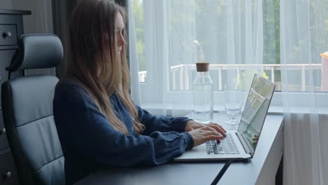 mujer de negocios estresada trabajando horas extras en la computadora portátil