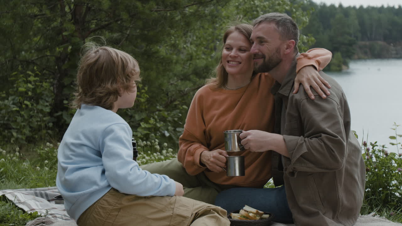 Familjepicknick nära sjön