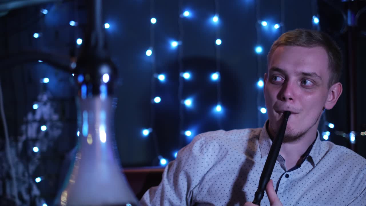 나이트클럽 에서 호카 를 피우는 남자