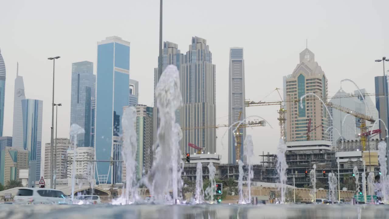 Moderno paesaggio urbano con fontana a Dubai