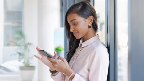 Mujer-Enviando-Mensajes-De-Texto-O-Enviando-Un-Correo-Electrónico-Por-Teléfono