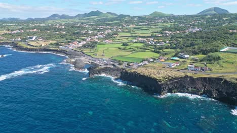 São-Miguel,-Azorenküste-Mit-Malerischen-Klippen-Und-üppiger-Grüner-Landschaft,-Luftaufnahme