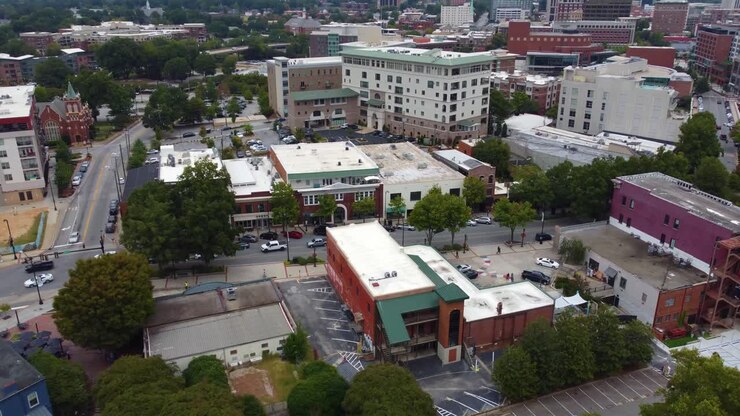 Un'ampia ripresa con drone del centro di Greenville che mostra lo skyline della città e le strade.