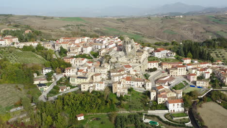 Toma-Aérea-Izquierda-En-órbita-Del-Casco-Antiguo-Medieval-De-Pietracupa-Con-Una-Antigua-Iglesia-Construida-Sobre-Roca-En-La-Región-De-Molise-En-Italia