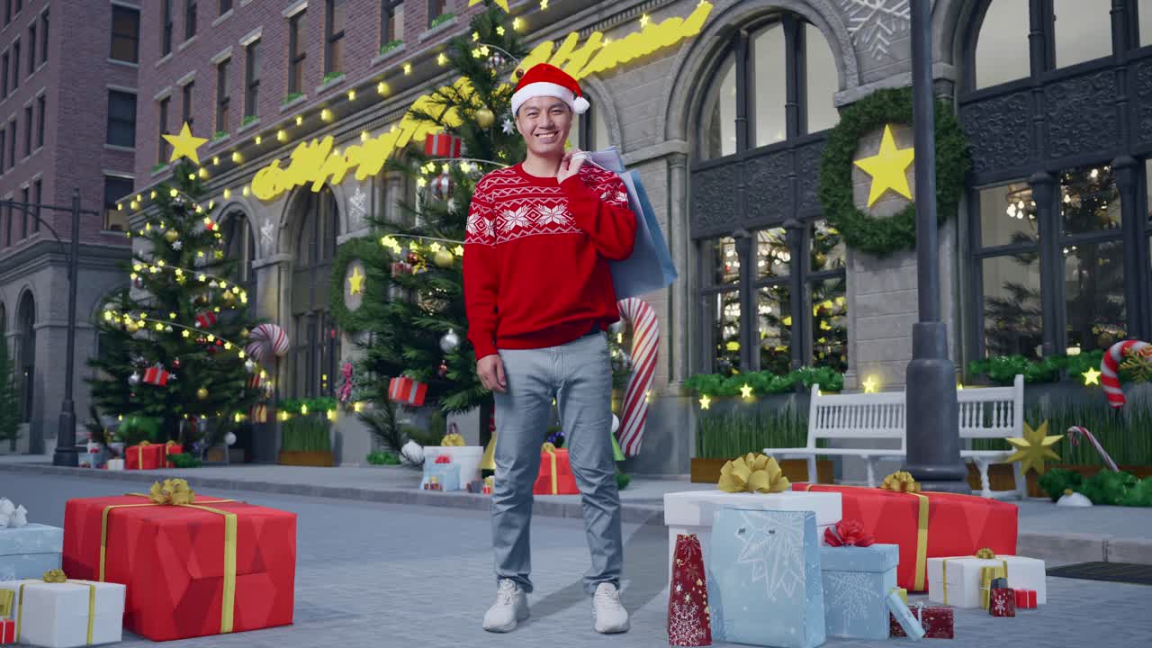 cuerpo lleno de hombre asiático en traje de navidad con las bolsas de compras sonriendo a la cámara mientras está de pie en la noche de navidad
