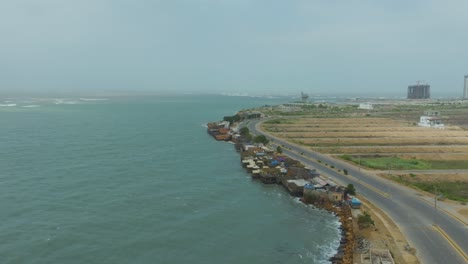 Drohnenaufnahme-Der-Berühmten-Food-Street-Do-Darya-Sea-View-Road,-Karatschi,-Pakistan