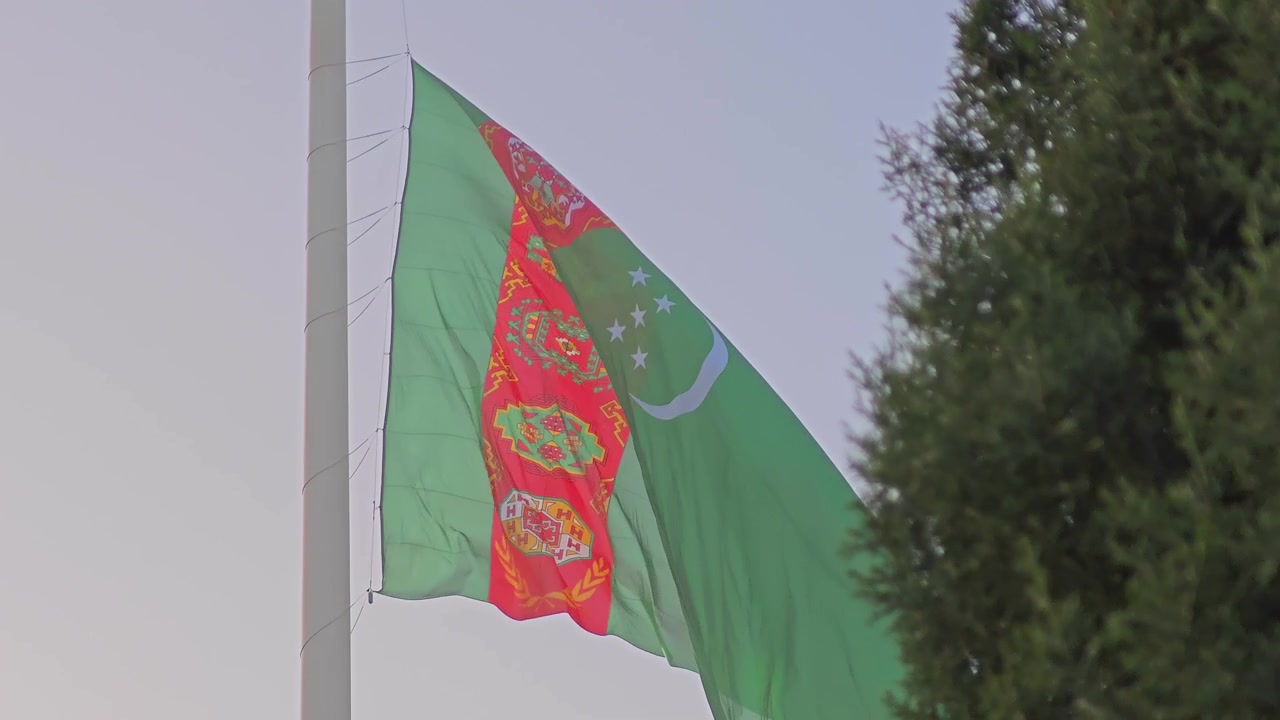 Bandera de Turkmenistán ondeando al viento