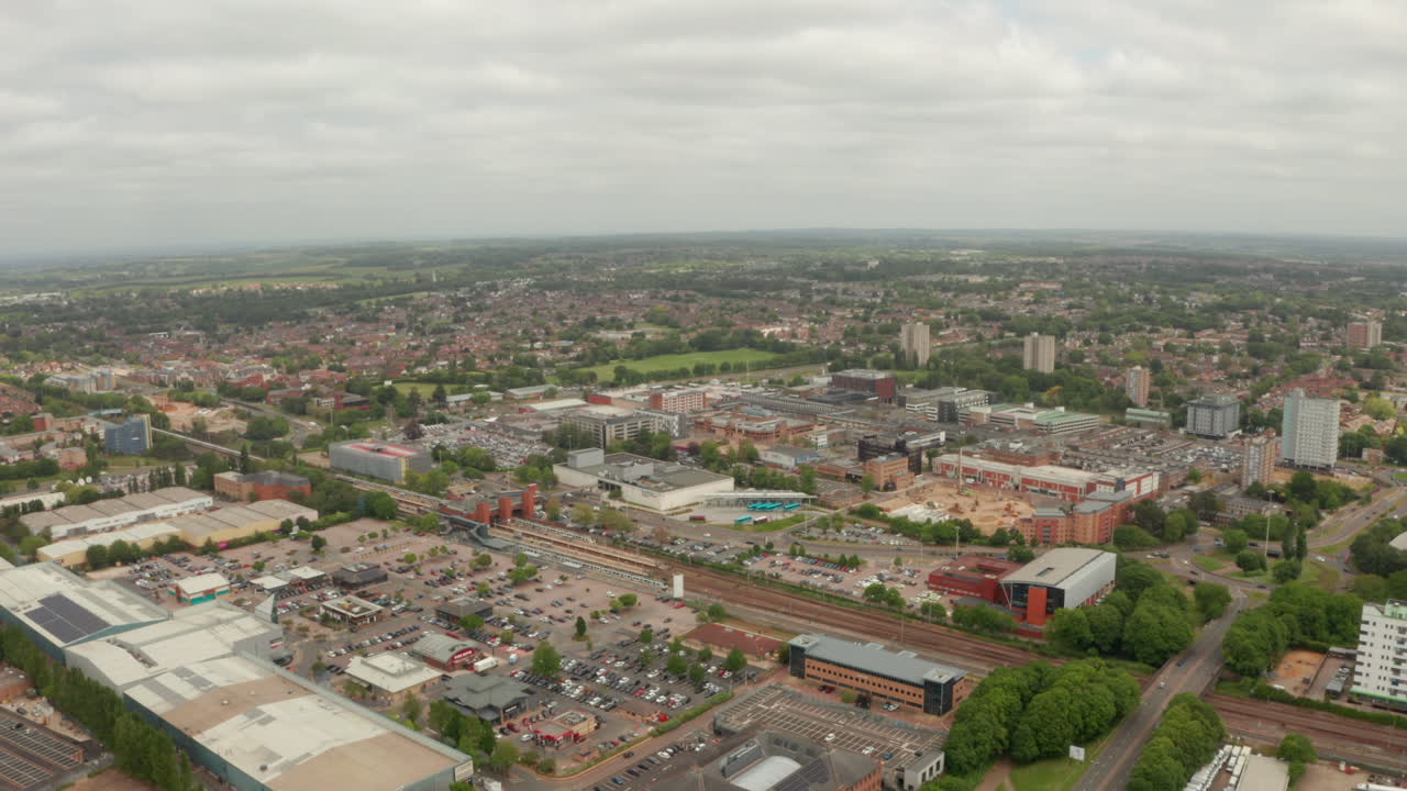 disparo aéreo hacia el centro de la ciudad de stevenage y la estación de tren