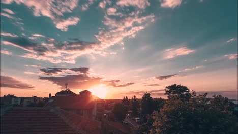 un hermoso lapso de tiempo hecho sobre un pueblo en bulgaria al atardecer