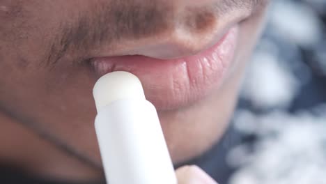 aplicación de bálsamo para los labios