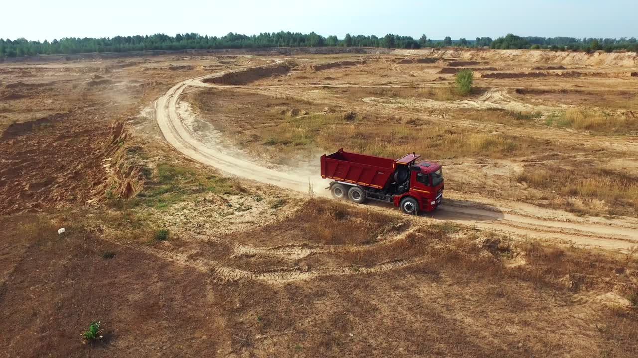 Bir Taş Ocağında Kırmızı Damperli Kamyon