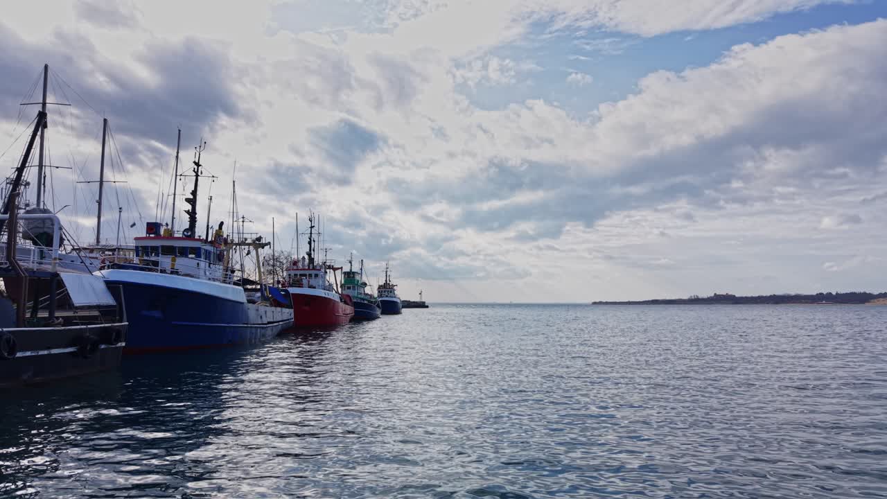 Barche da pesca ormeggiate nel porto di Nesebar in Bulgaria durante il giorno