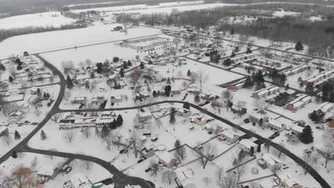 Vista-Aérea-De-La-Vivienda-Cubierta-De-Nieve-Durante-El-Invierno-En-Hamlin,-Monroe,-Nueva-York,-Estados-Unidos