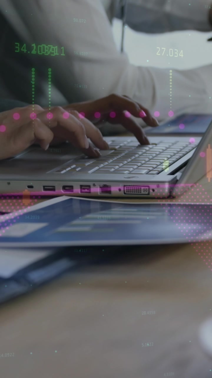 Animação de processamento de dados financeiros sobre pessoas de negócios trabalhando