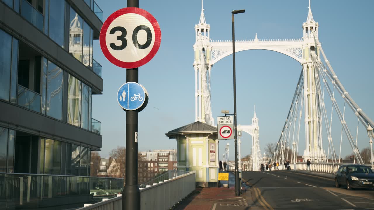 분리 된 페달 사이클 및 보행자 경로 교통 표지판 및 최대 속도 30