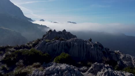 Vista-Brumosa-De-La-Carretera-De-Montaña