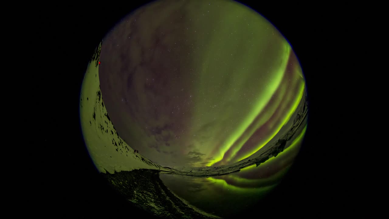 marco circular de aurora colorida ola verde por la noche en un frío invierno helado en el norte de europa en noruega islandia playa con mucha nieve hielo roca y mar playa camping y viajes al aire libre en la naturaleza