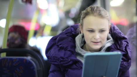 Frau-Mit-Touchpad-Im-Bus