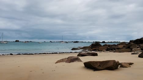 Vista-Del-Puerto-Con-Pocos-Barcos-En-Pequeñas-Islas-De-Ile-Saint-Nicolas-Cerca-De-La-Ciudad-De-Concarneau-En-Francia