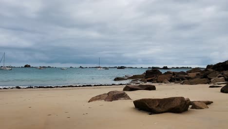 vista del puerto con pocos barcos en pequeñas islas de ile saint nicolas cerca de la ciudad de concarneau en francia
