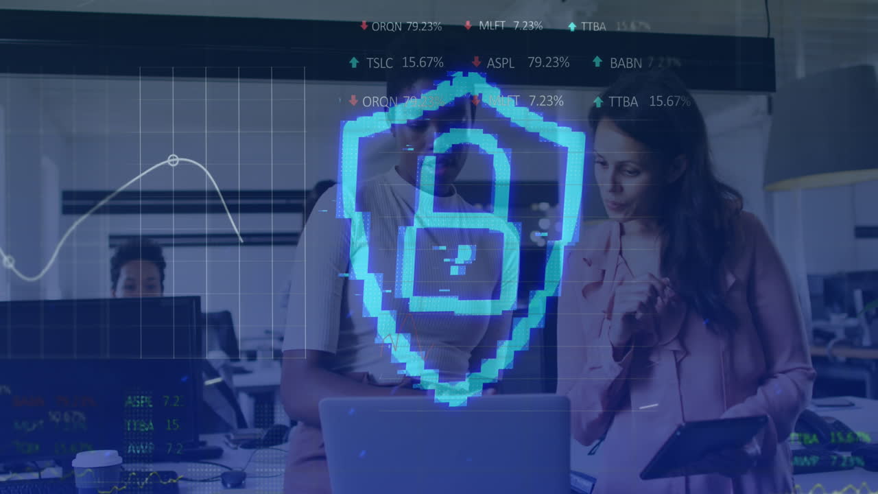animación del candado de seguridad y procesamiento de datos sobre diversas personas de negocios en la oficina