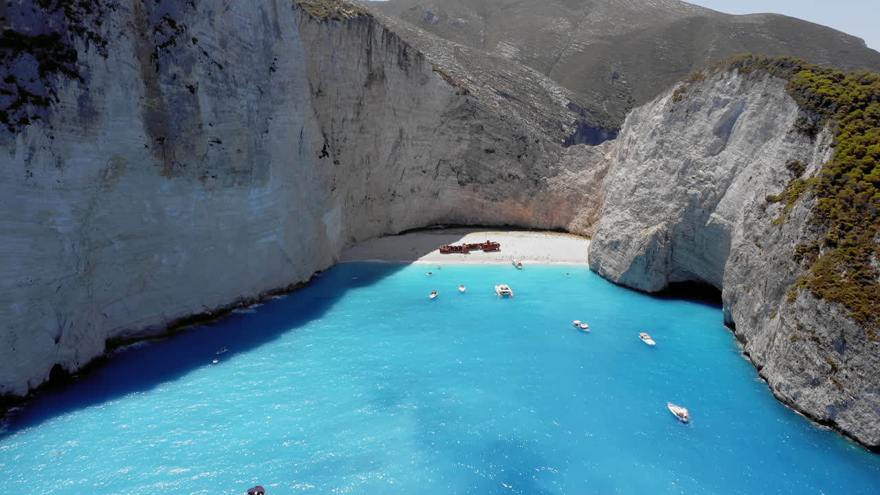imágenes aéreas de la bahía de naufragios, playa de navagio en zakynthos, grecia