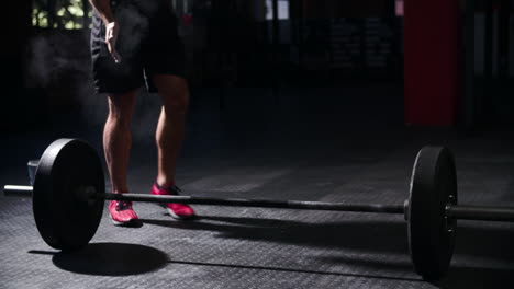 Hombre-Con-El-Torso-Desnudo-Levantando-Pesas-En-Un-Gimnasio