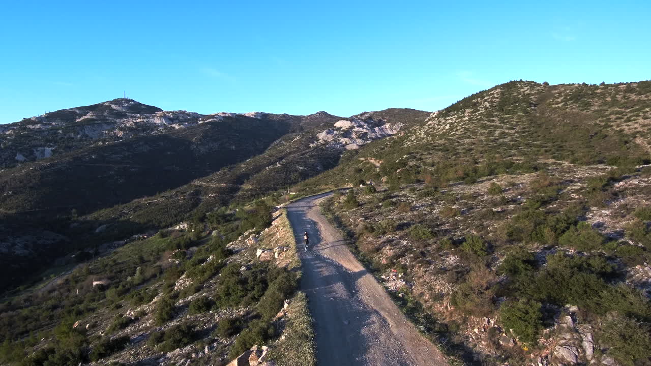 자갈 도로에서 하이킹. 드론 추적  ⁇