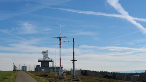 sistema de radar del aeropuerto y avión despegando. estático