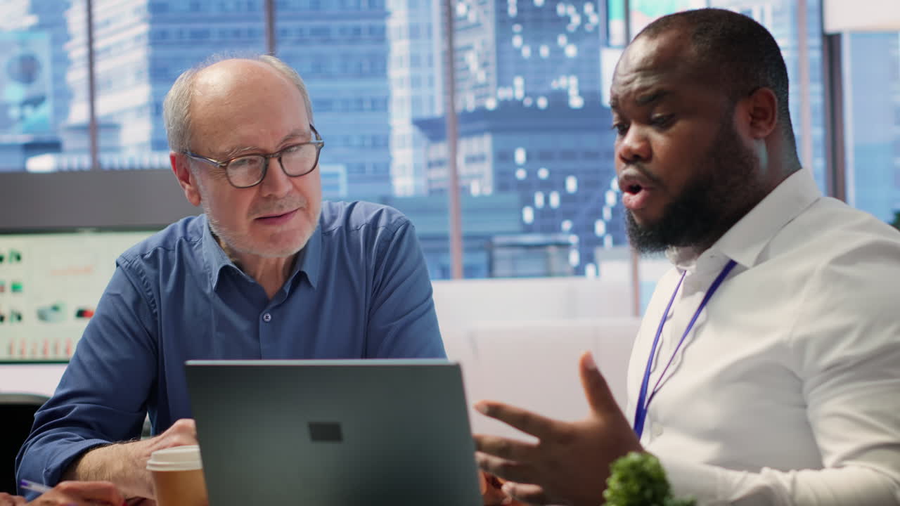 노인 부부는 은퇴 계획에 대한 전문적인 재정적 조언을 받습니다.