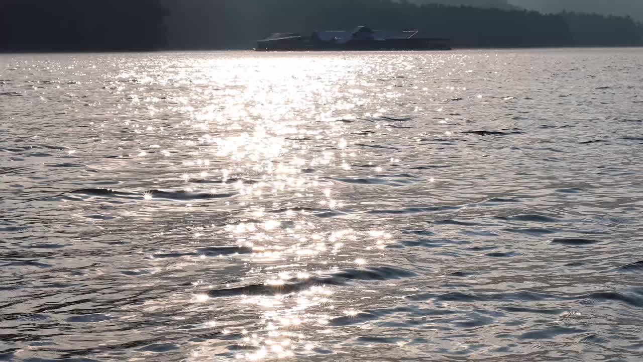 온화한 바다 파도에 반사되는 빛