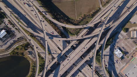 Komplexe-Luftaufnahme-Der-Kreuzung-Von-Interstate-10-Und-Sam-Houston-Tollway-In-Texas