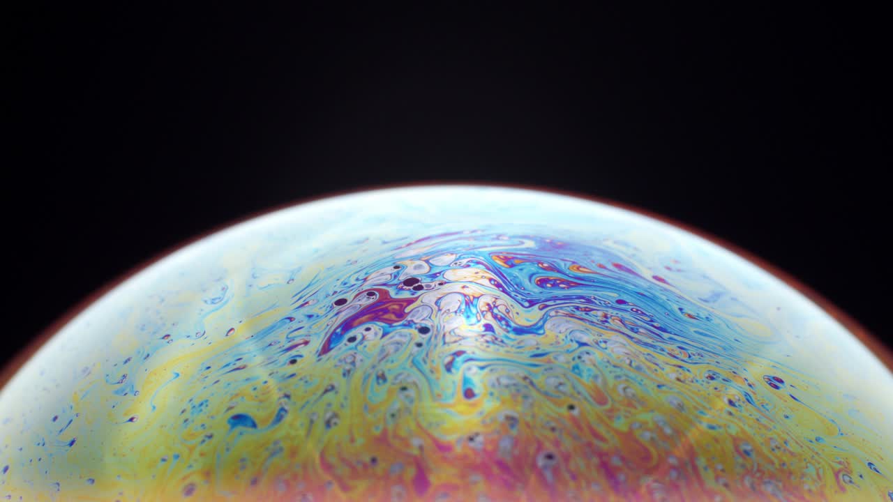 los tonos giratorios en la esfera frágil, la danza de los colores, brillantes y claros