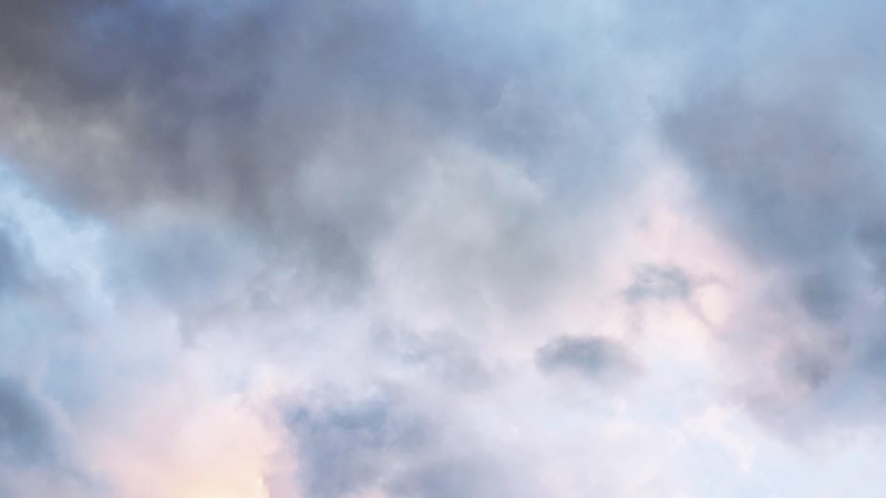 하늘과 회색 구름과 뇌우