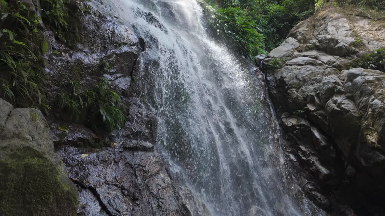 agua en cascada por las rocas en la segunda cascada de marinka en minca, colombia, rodeada de naturaleza