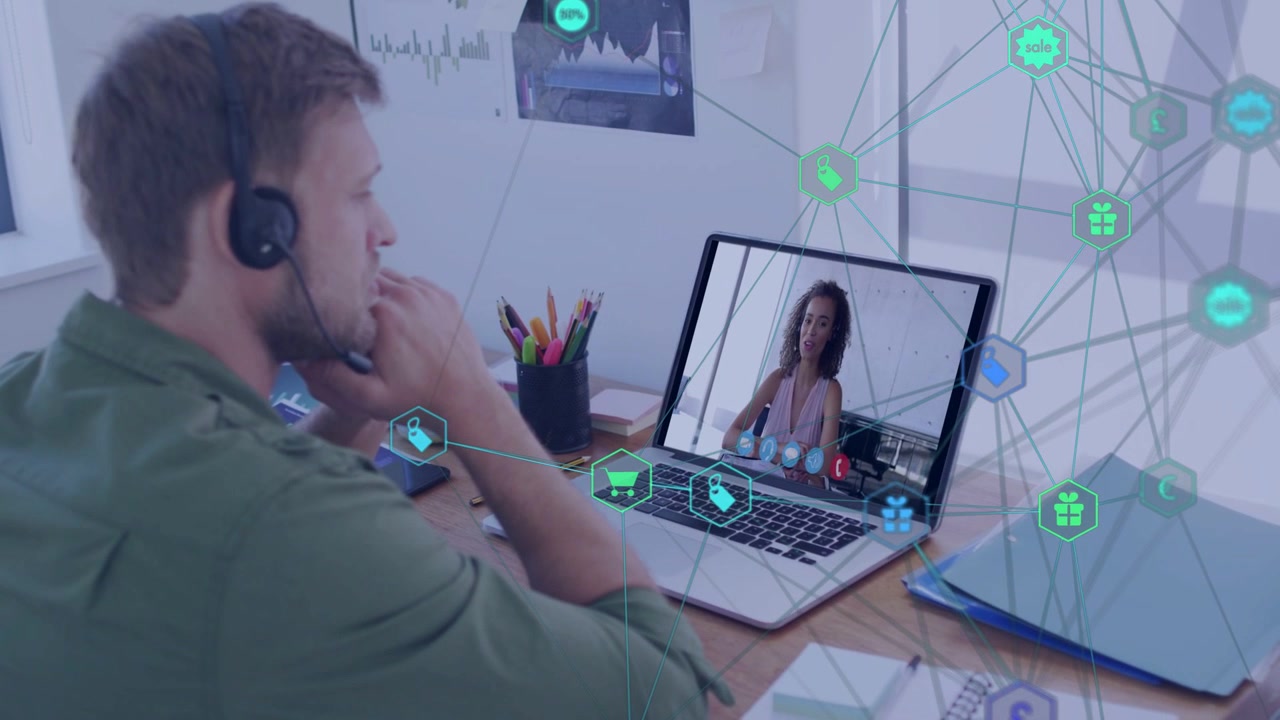 Uomo con cuffie che si appoggia mentre il presentatore spiega i suggerimenti tecnologici con icone di dati animate intorno allo schermo.