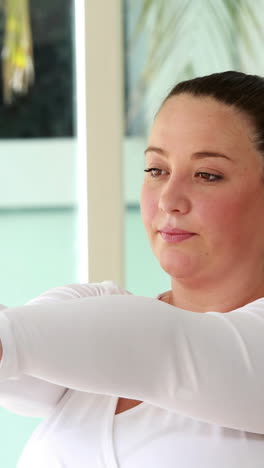 mujer embarazada haciendo ejercicio en la pelota