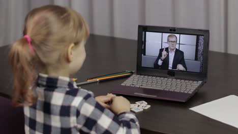 Fernunterricht-Für-Mädchen-Mit-Einem-Lehrer,-Der-Zu-Hause-Einen-Digitalen-Laptop-Verwendet