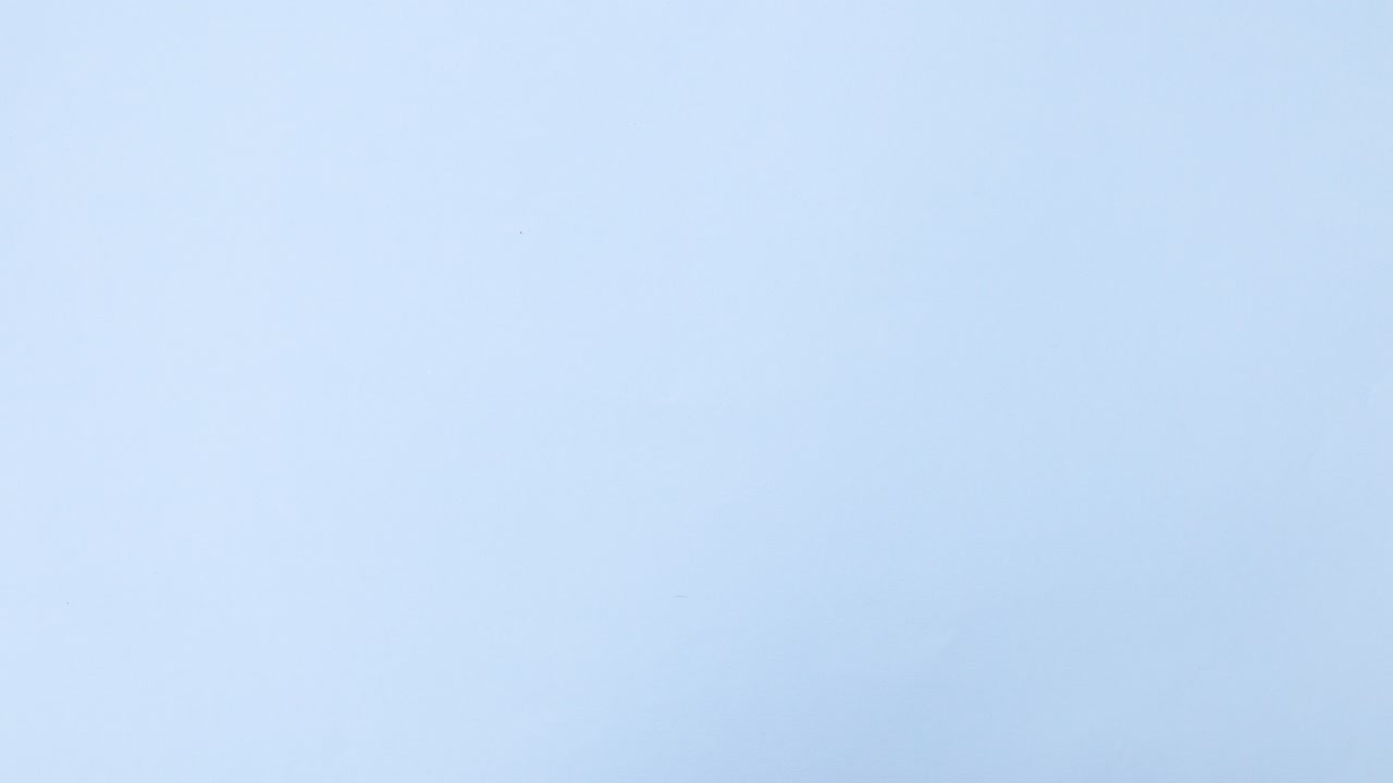 huevos frescos en la parte superior del tema azul pastel. detener el movimiento