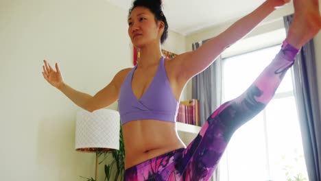 Schöne-Frau,-Die-Yoga-Im-Wohnzimmer-Praktiziert