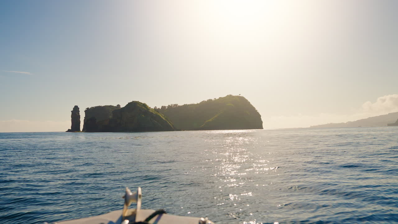 포르투갈 의 아조레스 섬 에 있는 빌라 프랑카 도 포 섬 으로 향하는 배