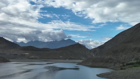 hermosas imágenes cinematográficas de drones del lago sadpara en skardu en pakistán