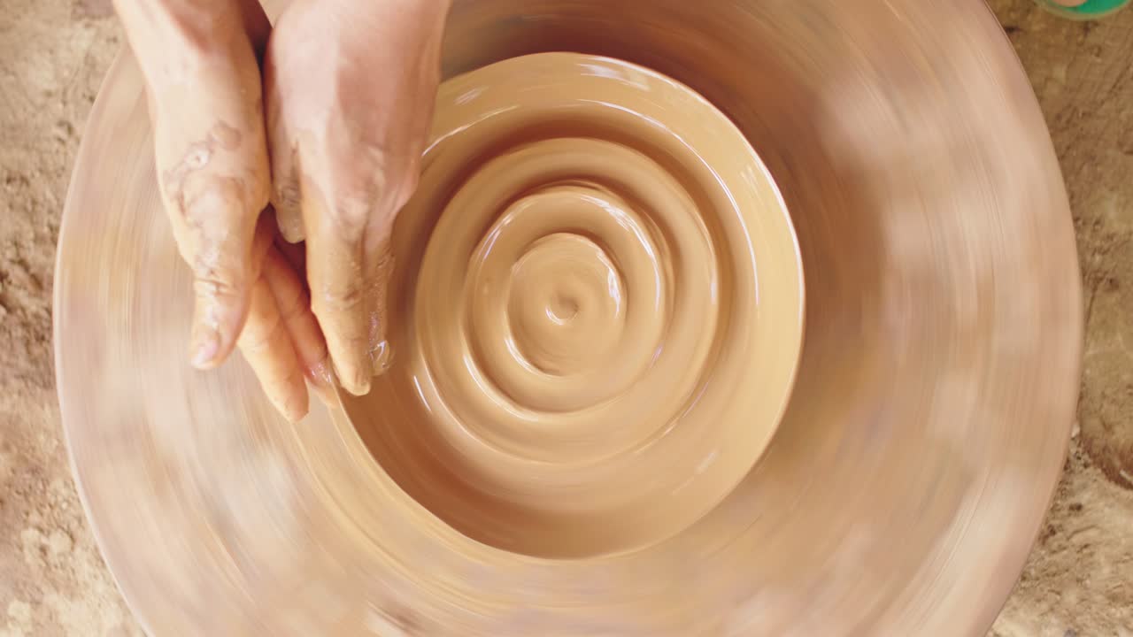 도자기 바 에 점토 를 는 손 들